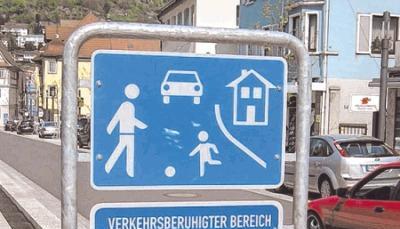 Selten beachtet: Schilder mit Zusatzinfos an der Hauptstraße.Foto: Stolla