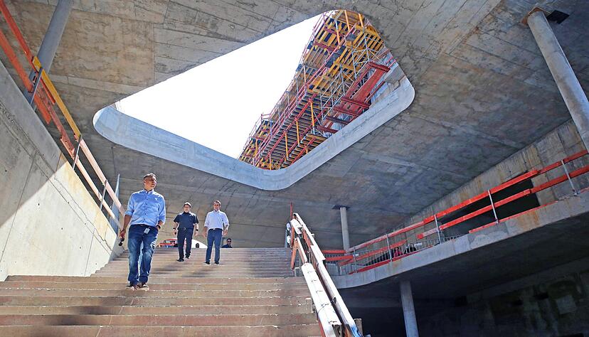 So viel Tageslicht wie möglich soll den Lidl-Campus in Bad Wimpfen durchströmen. Das wird im Rohbau bereits sichtbar.
Fotos: Ralf Seidel So viel Tageslicht wie möglich soll den Lidl-Campus in Bad Wimpfen durchströmen. Das wird im Rohbau bereits sichtbar.
Fotos: Ralf Seidel