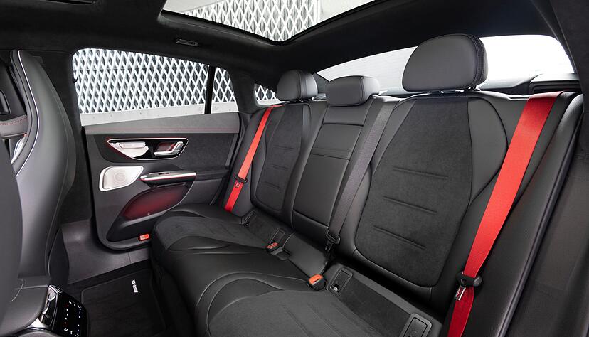 Weil der Radstand länger ist als bei der E-Klasse und die Motoren weniger Bauraum beanspruchen, bietet der EQE auch in der hinteren Reihe viel Beinfreiheit. Weil der Radstand länger ist als bei der E-Klasse und die Motoren weniger Bauraum beanspruchen, bietet der EQE auch in der hinteren Reihe viel Beinfreiheit.