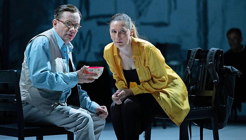 Ein Psychiater (Sven Prietz), der seiner Fernbeziehung (Katharina Hauter) von seinen Fällen erzählt: Eine von zahlreichen Episoden in „Frau Yamamoto ist noch da“ im Kammertheater Stuttgart.