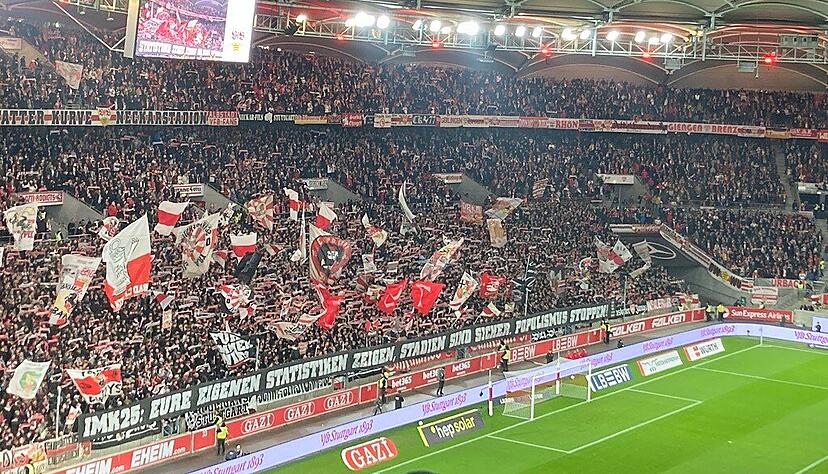 Fan-Proteste beim Spiel des VfB Stuttgart gegen den FC Augsburg.
