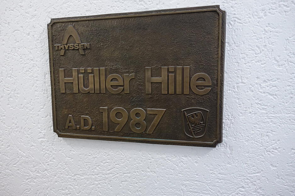 Erinnerung an die vormalige Nutzung des Fabrikgel&auml;ndes durch den Werkzeugmaschinenbauer H&uuml;ller Hille.