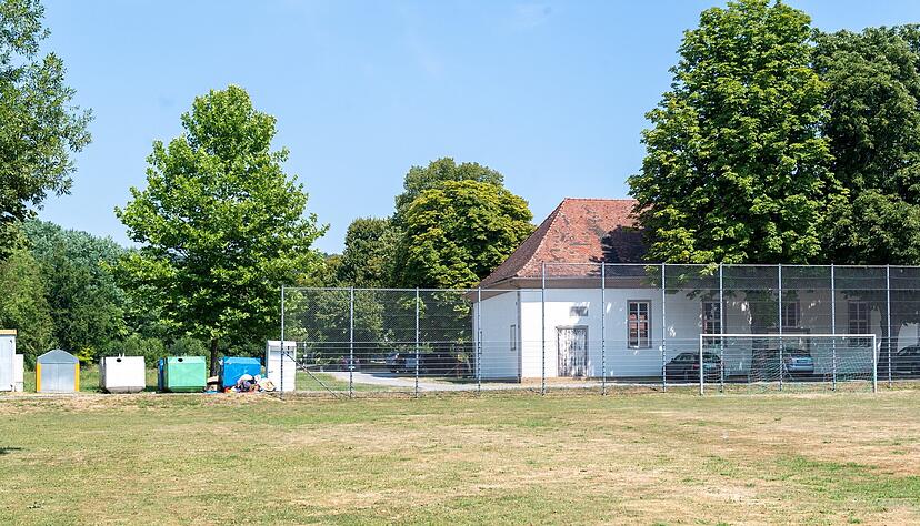 Der erste Entwurf sah auf dem Gelände des alten Sportplatzes und ehemaligen Freibads in Willsbach mehrere Gebäude für (betreutes) Wohnen und Dienstleistungen vor. Das Konzept soll jetzt etwas abgespeckt werden. Der erste Entwurf sah auf dem Gelände des alten Sportplatzes und ehemaligen Freibads in Willsbach mehrere Gebäude für (betreutes) Wohnen und Dienstleistungen vor. Das Konzept soll jetzt etwas abgespeckt werden.