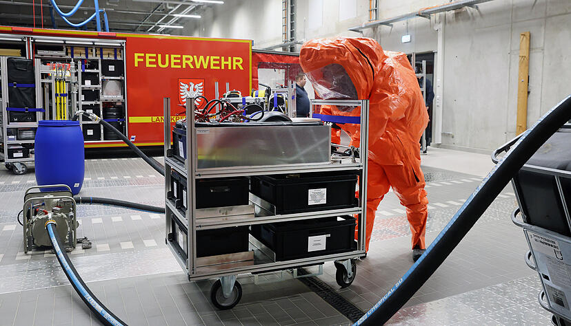 So könnte ein Gefahrgut-Einsatz aussehen: Aus einem beschädigten Container wird mit Spezialpumpe und -schlauch giftige Flüssigkeit abgepumpt. Die Einsatzkräfte benötigen einen chemischen Schutzanzug.