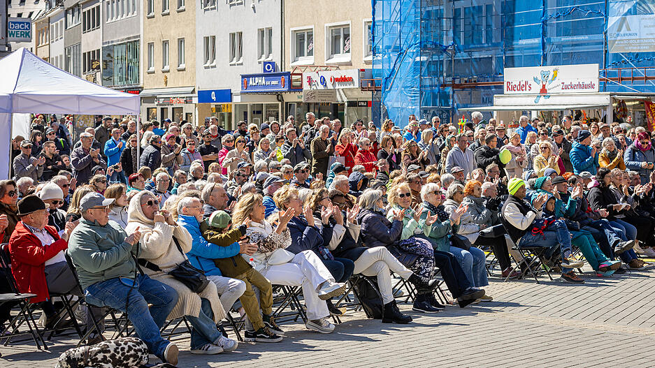 Auf den B&uuml;hnen am Wollhaus, am Kiliansplatz, am Marktplatz und in der Hafenmarktpassage erklangen mitrei&szlig;ende Melodien der teilnehmenden Ch&ouml;re und Gruppen.