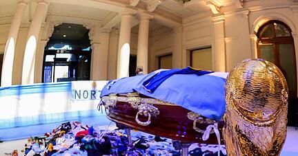 Der Sarg von Diego Maradona im Regierungspalast in Buenos Aires.