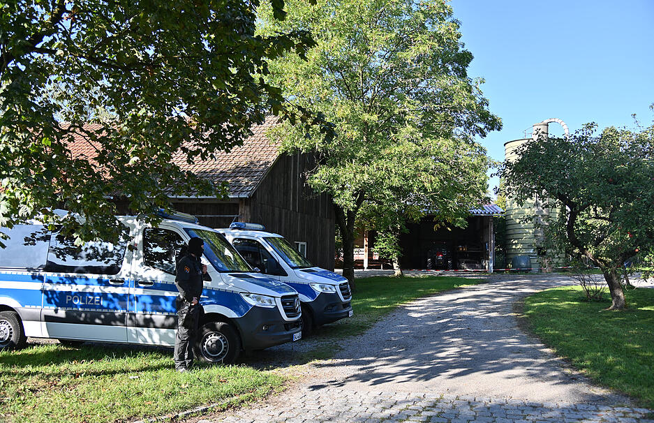 Einsatzkräfte der Polizei stehen in Kupferzell an einem Einsatzfahrzeug. Bundesinnenministerin Faeser (SPD) hat eine weitere rechtsextremistische Vereinigung verboten. Einsatzkräfte der Polizei stehen in Kupferzell an einem Einsatzfahrzeug. Bundesinnenministerin Faeser (SPD) hat eine weitere rechtsextremistische Vereinigung verboten.