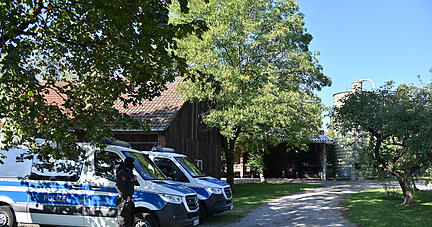 Einsatzkräfte der Polizei stehen in Kupferzell an einem Einsatzfahrzeug. Bundesinnenministerin Faeser (SPD) hat eine weitere rechtsextremistische Vereinigung verboten.