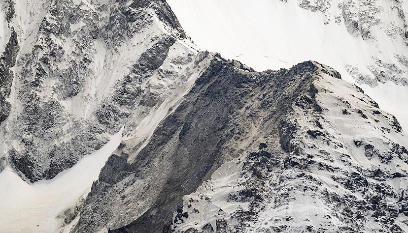 Das Kleine Nesthorn zeigt Spuren der Felsen, die abbrachen. Das Kleine Nesthorn zeigt Spuren der Felsen, die abbrachen.