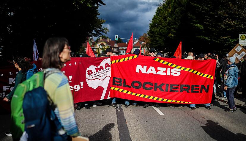 Hinter großen Transparenten versammelten sich Teile der Demonstanten.