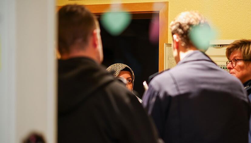 Vergangene Woche gab es Kontrollen gegen Sozialbetrug im Ruhrgebiet, hier die Beamtinnen und Beamten bei einer Wohnungsbesichtigung. Vergangene Woche gab es Kontrollen gegen Sozialbetrug im Ruhrgebiet, hier die Beamtinnen und Beamten bei einer Wohnungsbesichtigung.