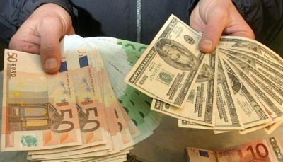 Der US-Dollar bleibt die Weltleitwährung, doch als wichtigste Bargeldwährung hat der Euro den US-Dollar überholt. Der US-Dollar bleibt die Weltleitwährung, doch als wichtigste Bargeldwährung hat der Euro den US-Dollar überholt.