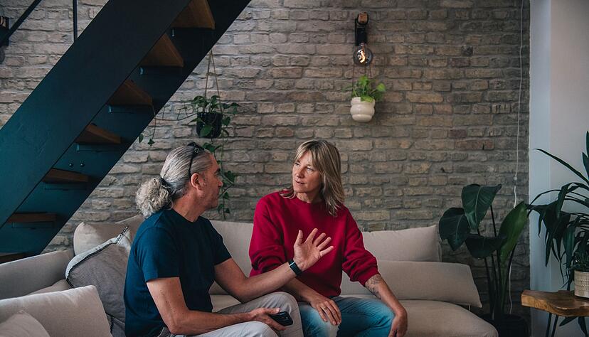 Was fehlt mir gerade in der Beziehung? Was können wir verändern? Eifersucht kann den Startschuss für wichtige Gespräche geben. Was fehlt mir gerade in der Beziehung? Was können wir verändern? Eifersucht kann den Startschuss für wichtige Gespräche geben.