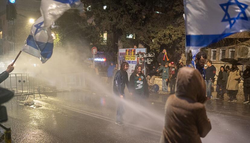 Tausende demonstrierten in Jerusalem gegen die Politik der israelischen Regierung. Tausende demonstrierten in Jerusalem gegen die Politik der israelischen Regierung.