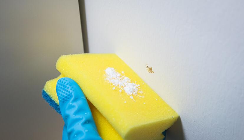 Mit dem Backpulver die schmutzigen Stellen an der Wand behandeln. Mit dem Backpulver die schmutzigen Stellen an der Wand behandeln.