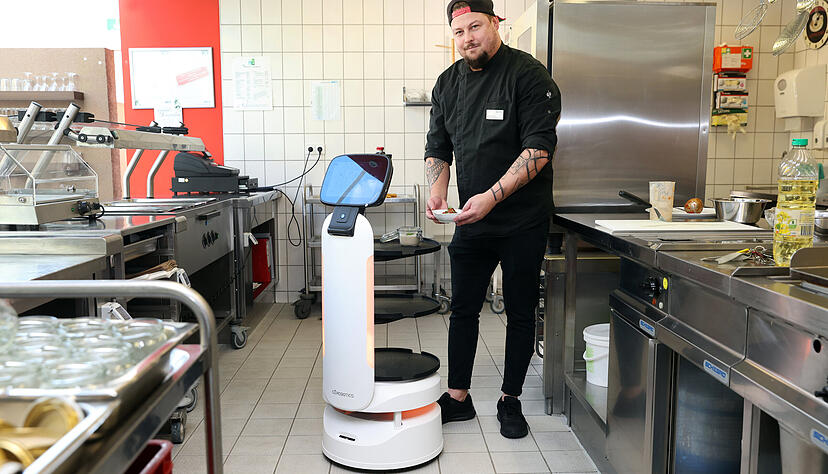 Bildungspark im Wandel: K&uuml;nstliche Intelligenz kommt bei der Qualifizierung zum Einsatz, beispielsweise in der Gastronomie. Dominik Wachter best&uuml;ckt einen Serviceroboter f&uuml;r den Tag der offenen T&uuml;r.