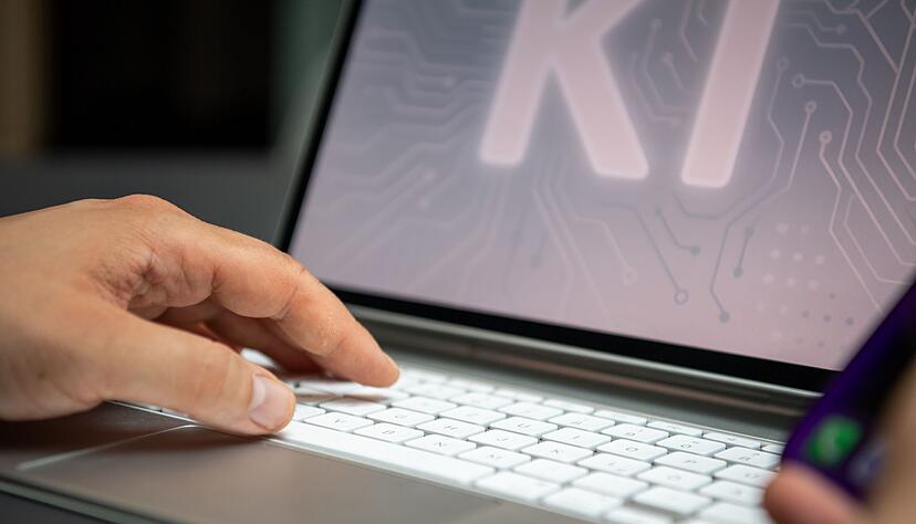 Künstliche Intelligenz gehört für viele Beschäftigte zum Alltag - sollte aber nur in enger Absprache mit dem Arbeitgeber genutzt werden.