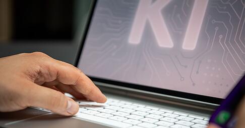 Künstliche Intelligenz gehört für viele Beschäftigte zum Alltag - sollte aber nur in enger Absprache mit dem Arbeitgeber genutzt werden.