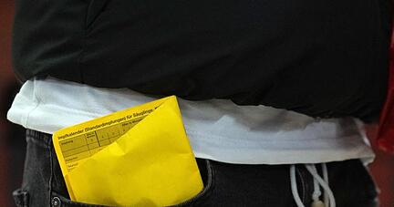 Ein Impfpass in einer Hosentasche. Ein Impfpass in einer Hosentasche.