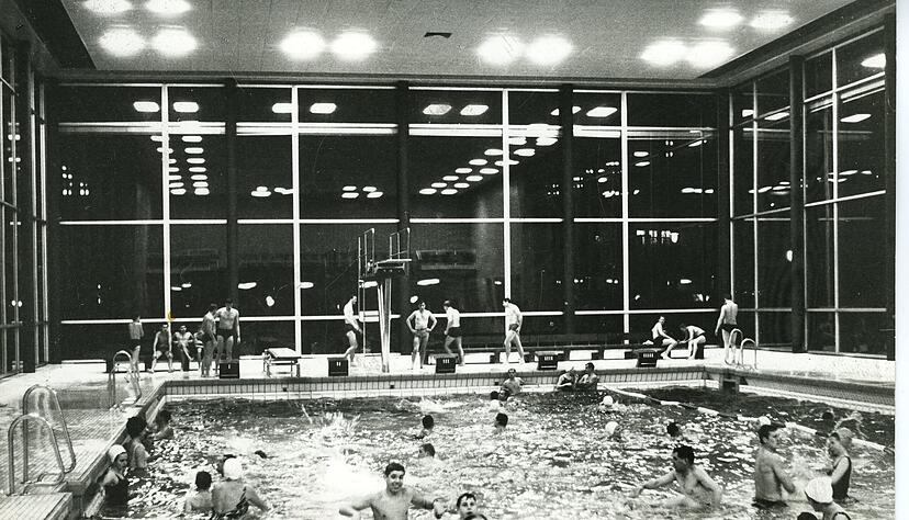 Blick ins alte Neckarsulmer Hallenbad aus dem Jahr 1964. Generationen von Kindern lernten dort schwimmen, Sportler nutzten es rege.