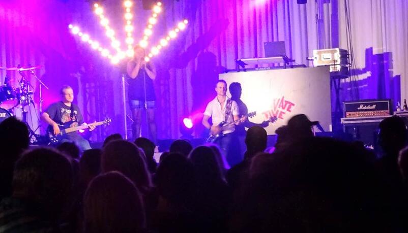 Laut, fetzig und unerm&uuml;dlich bis weit nach Mitternacht: &Uuml;ber 300 Besucher erlebten die dritte Rock-Nacht in der Wilhelm-Widmaier-Halle, die vom Sportf&ouml;rderverein und von der Fu&szlig;ball-AH ausgerichtet wurde.Foto: Bernd Mayer