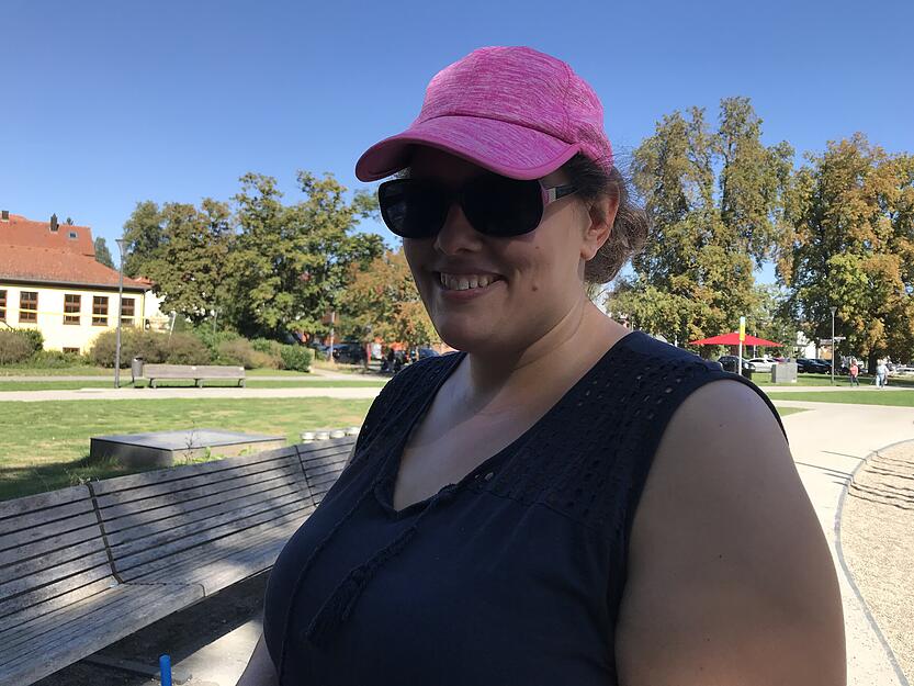 Angelika de Lenardis, 40, Öhringen:  Als Mutter von drei Kindern bin ich froh, wenn die Schule wieder beginnt. Die Kinder sind zwischen fünf und neun Jahren alt und da war es teils schon schwer, die Motivation hochzuhalten während der Coronazeit. Da ich in der Apotheke arbeite und somit in einem systemrelevanten Beruf waren die Kinder zum Teil in der Betreuung. Aber trotzdem musste zweimal täglich gelernt werden. Eineinhalb Stunden am Vormittag und eineinhalb Stunden am Nachmittag. Alle Eltern wissen jetzt wieder, was Lehrer leisten. Sicher kann es passieren, dass einzelne Klassen oder Schulen wegen des Virus wieder schließen müssen. Aber das ist dann absehbar. Dann sind die Kinder zwei Wochen daheim. Jetzt haben wir so viel geschafft. Dann schaffen wir das auch noch.