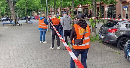 Überall im Viertel Neckarstadt-West hängen solche Plakate, die auf die Quartiersimpfung hinweisen.
Fotos: Valerie Blass Überall im Viertel Neckarstadt-West hängen solche Plakate, die auf die Quartiersimpfung hinweisen.
Fotos: Valerie Blass