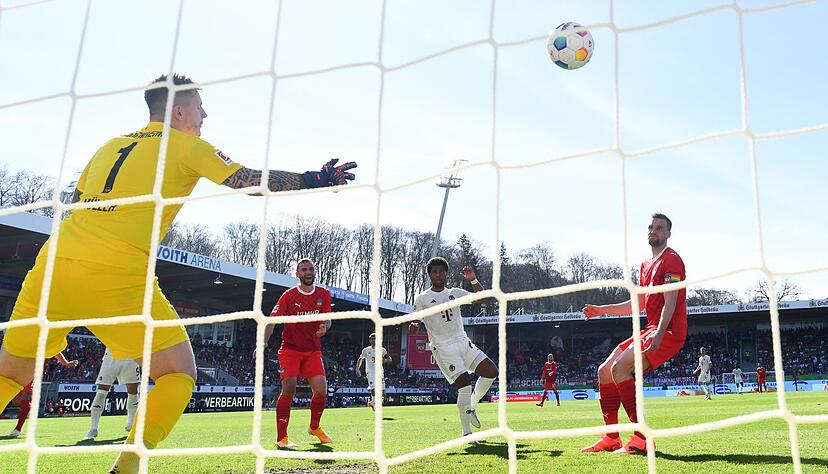 Heidenheims Torh&uuml;ter Kevin M&uuml;ller kann den Kopfball von M&uuml;nchens Serge Gnabry nicht halten.