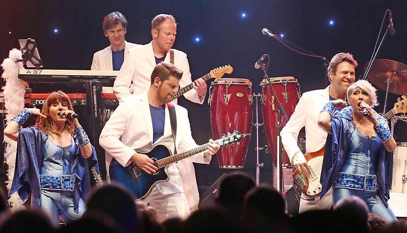 Ein Hoch auf die 70er! Die Band Abbafever brachte am Samstag mit &quot;Waterloo&quot; und all den anderen Songs Retro-Flair ins Neckarsulmer Audi-Forum.Foto: Ralf Seidel