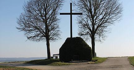 Auf der Anhöhe zwischen Jagst- und Kochertal befindet sich das Soldatengrab. Auf der Anhöhe zwischen Jagst- und Kochertal befindet sich das Soldatengrab.