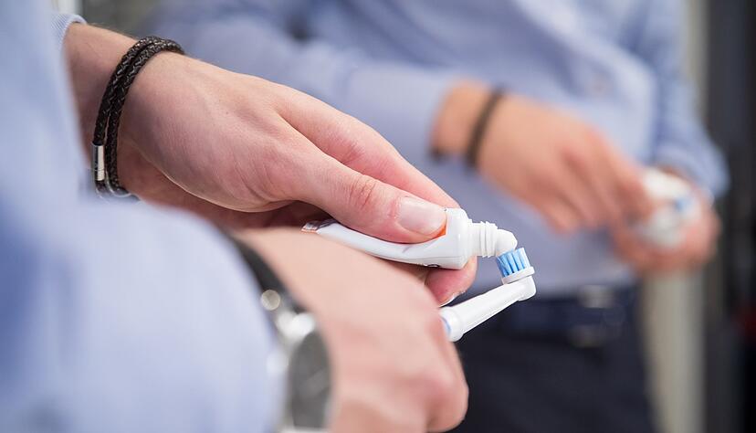 Wer eine elektrische Zahnbürste aus der Drogerie nutzt, muss auf Extras verzichten. Zum Beispiel auf Apps, mit denen sich das Zahnputzverhalten analysieren lässt. Wer eine elektrische Zahnbürste aus der Drogerie nutzt, muss auf Extras verzichten. Zum Beispiel auf Apps, mit denen sich das Zahnputzverhalten analysieren lässt.