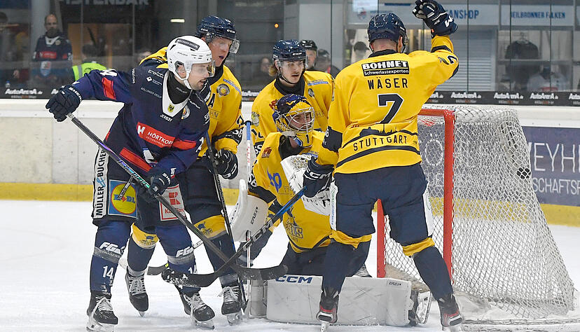 Schon beim 9:1-Sieg im ersten Spiel war Niklas Jentsch (links) zwei Mal gegen Stuttgart erfolgreich. Am Sonntag traf der 26-J&auml;hrige ebenfalls doppelt.