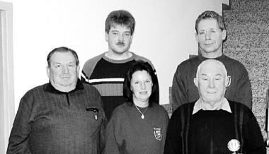 Peter Himmelsbach (von links), Peter Keitel, Annette Rupp, Reinhard Rupp und Wanderkönig Fritz Loy bei der Versammlung in Ittlingen. (Foto: Brenner) Peter Himmelsbach (von links), Peter Keitel, Annette Rupp, Reinhard Rupp und Wanderkönig Fritz Loy bei der Versammlung in Ittlingen. (Foto: Brenner)