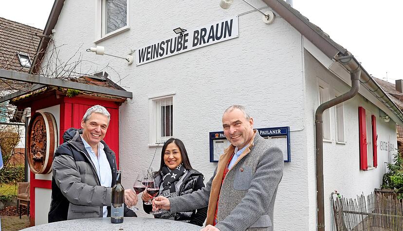 Peter Albrecht, Lamduan Bokkaew und Ralf Klenk (von links) stoßen auf die gute Vergangenheit der Weinstube Braun und die Zukunft im "Weingand" an. Peter Albrecht, Lamduan Bokkaew und Ralf Klenk (von links) stoßen auf die gute Vergangenheit der Weinstube Braun und die Zukunft im "Weingand" an.