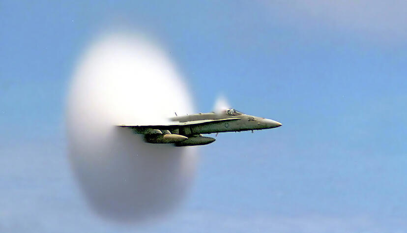Ein Jagdbomber F/A-18 Hornet im Überschallflug. Man sieht den Wolkenscheibeneffekt.