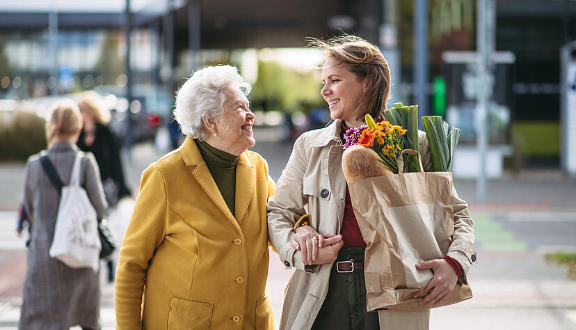 Ein typischer Hilver-Hilfsdienst ist es, ältere Menschen beim Einkaufen zu unterstützen. Immer mehr Kommunen befassen sich mit der Hilver-App.