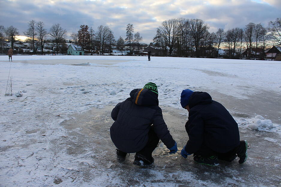 Auch der Buchhorner See lockte Schlittschuhl&auml;ufer und Spazierg&auml;nger aufs Eis.