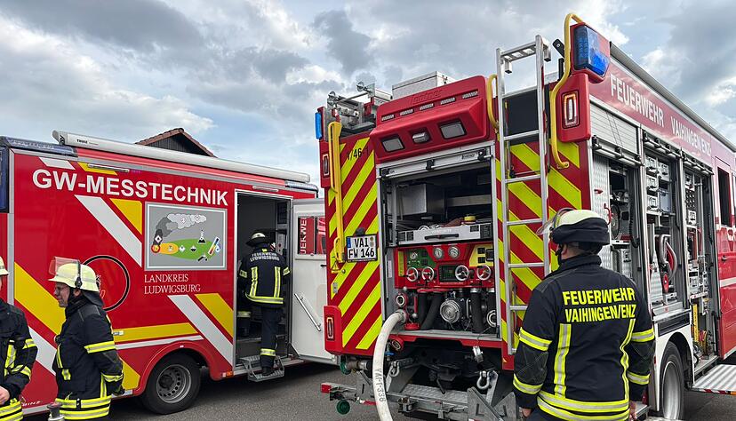 Die Feuerwehr und die Polizei waren mit zahlreichen Kräften vor Ort - der Bereich um den Fundort wurde weiträumig abgesperrt. Die Feuerwehr und die Polizei waren mit zahlreichen Kräften vor Ort - der Bereich um den Fundort wurde weiträumig abgesperrt.