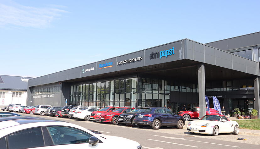 Ein Café im Erdgeschoss, die Büros im ersten Stock: Viele EBM-Papst-Mitarbeiter haben ihren Platz in einem Startup-Gebäude