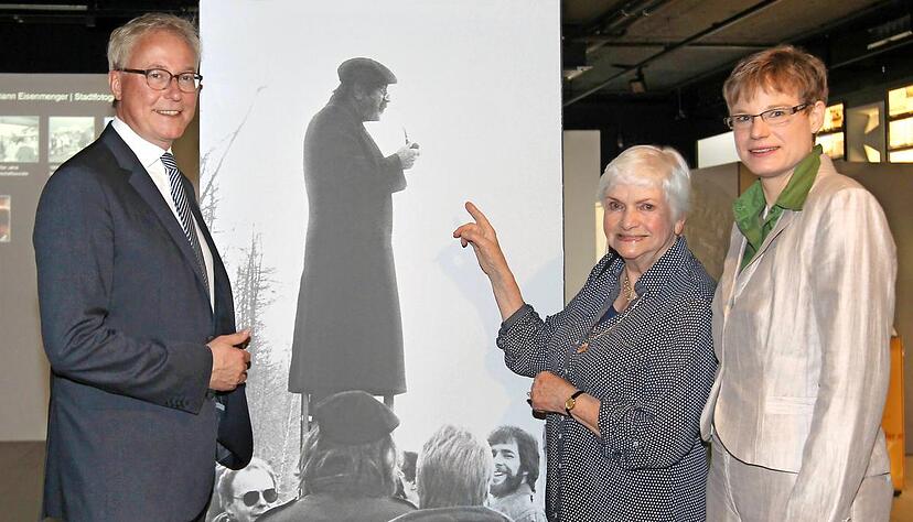 Elke Eisenmenger (Mitte) mit Kuratorin Miriam Eberlein und Verleger Tilmann Distelbarth vor dem Foto, das Günter Grass auf der Waldheide zeigt.Foto: Andreas Veigel