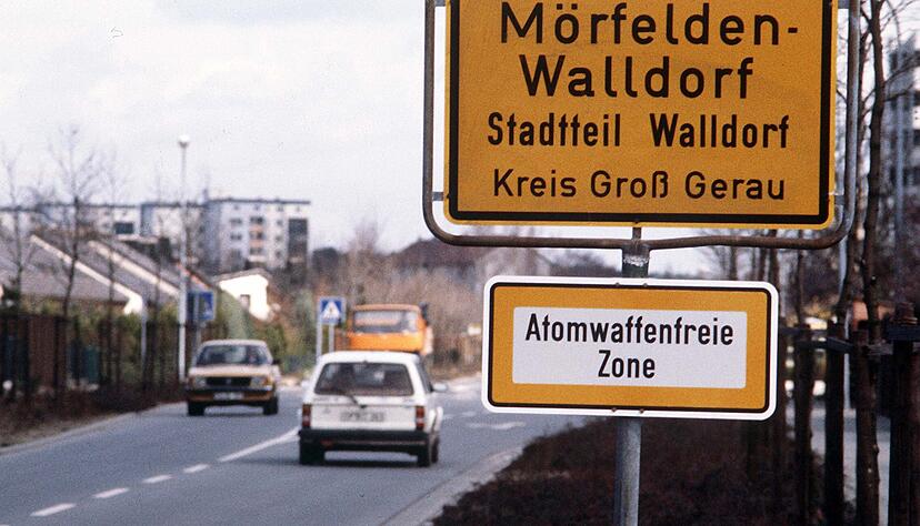 Als "atomwaffenfreie Zone" wies sich Mörfelden-Walldorf Anfang der 1980er Jahre aus. Wenig später explodierte in Heilbronn ein Pershing-Triebwerk.
Foto: Archiv/dpa Als "atomwaffenfreie Zone" wies sich Mörfelden-Walldorf Anfang der 1980er Jahre aus. Wenig später explodierte in Heilbronn ein Pershing-Triebwerk.
Foto: Archiv/dpa