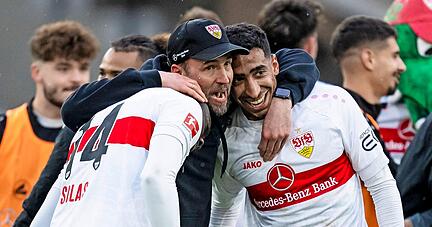 Welt, lass dich umarmen: Sebastian Hoeneß hat sich nach seinem ersten Heimspiel als Cheftreiner des VfB Torschütze Silas Katompa Mvumpa (links) und Tiago Tomás geschnappt. Es war eine verrückte Partie mit zwei Toren in der Nachspielzeit.
Foto: dpa Welt, lass dich umarmen: Sebastian Hoeneß hat sich nach seinem ersten Heimspiel als Cheftreiner des VfB Torschütze Silas Katompa Mvumpa (links) und Tiago Tomás geschnappt. Es war eine verrückte Partie mit zwei Toren in der Nachspielzeit.
Foto: dpa