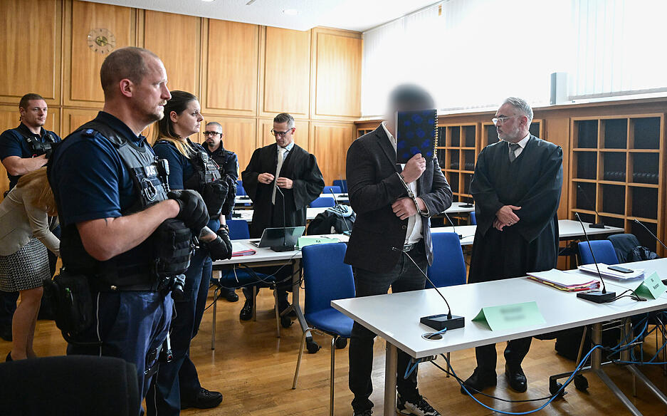 Der Hauptangeklagte muss sich gemeinsam mit seinem 27 Jahre alten mutmaßlichen Kumpan, einem Montenegriner, unter anderem wegen erpresserischen Menschenraubs verantworten. Der Hauptangeklagte muss sich gemeinsam mit seinem 27 Jahre alten mutmaßlichen Kumpan, einem Montenegriner, unter anderem wegen erpresserischen Menschenraubs verantworten.