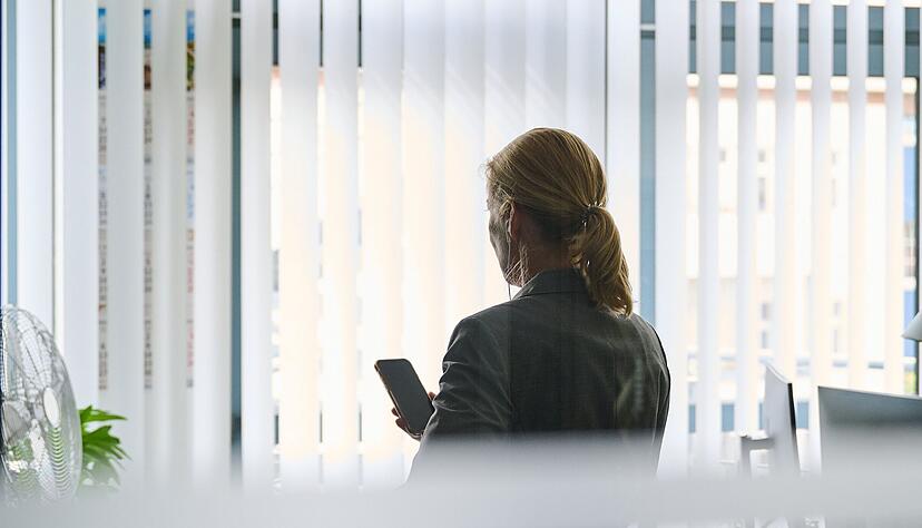 In der Praxis wird eine Abmahnung meist nach zwei bis drei Jahren entfernt, wenn sich der Mitarbeiter korrekt verhalten hat und kein berechtigtes Interesse an der Aufbewahrung besteht: Das gilt vor allem bei leichten Verst&ouml;&szlig;en.