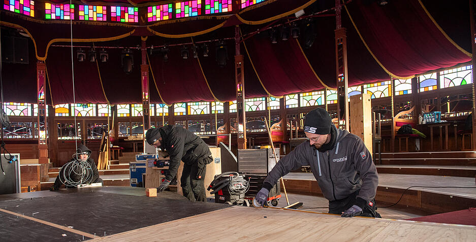 Bodenplatten werden verlegt und bilden das stabile Fundament der Eventlocation.