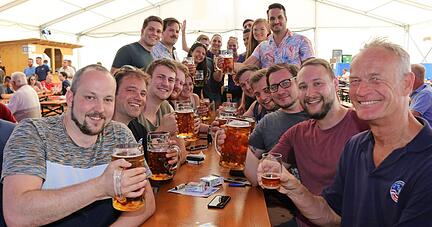 Hoch die Maß und das noch bis Sonntag: Die Mighty Panty Strikers und ihre Freunde ließen sich den Eröffnungsabend des Bockbierfests nicht entgehen.
Foto: Ute Plückthun Hoch die Maß und das noch bis Sonntag: Die Mighty Panty Strikers und ihre Freunde ließen sich den Eröffnungsabend des Bockbierfests nicht entgehen.
Foto: Ute Plückthun