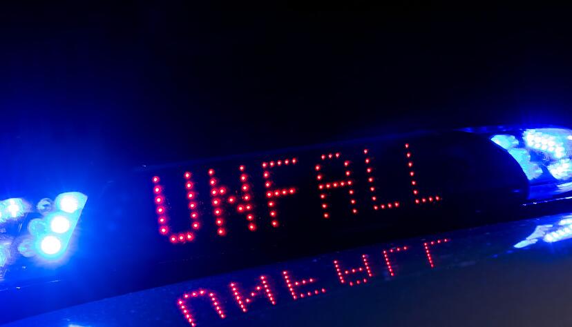 Die Einsatzkräfte rückten zu dem Unfallort aus. (Symbolbild) Die Einsatzkräfte rückten zu dem Unfallort aus. (Symbolbild)