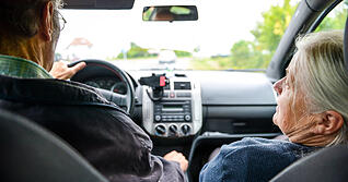 Senioren, die sich nicht mehr so sicher im Stra&szlig;enverkehr f&uuml;hlen, k&ouml;nnen in Heilbronn ein kostenloses Fahrsicherheitstraining absolvieren (Symbolfoto).