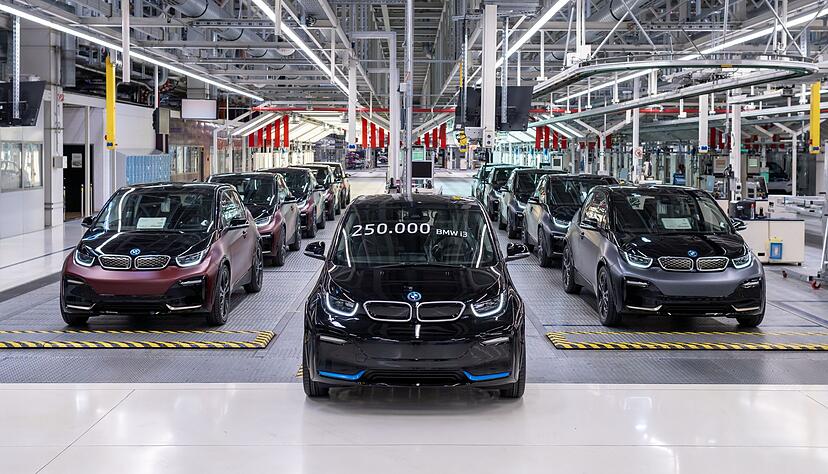 Sondermodell zum Abschied: Hier zeigt sich der 250.000ste BMW i3 inmitten der i3s Home Run Edion im BMW-Werk Leipzig.