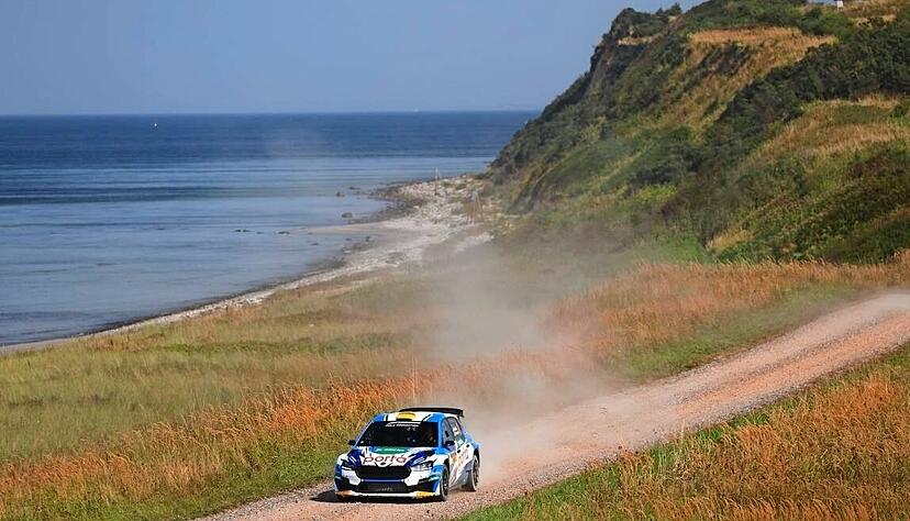 Stefan Kopczyk und Dennis Rostek fuhren mit ihrem Skoda Fabia RS Rally2 an der Ostsee schneller als alle 78 anderen Starter.